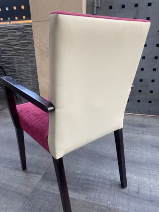 Sillas de madera tapizadas burdeos y beige