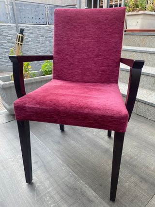 Sillas de madera tapizadas burdeos y beige