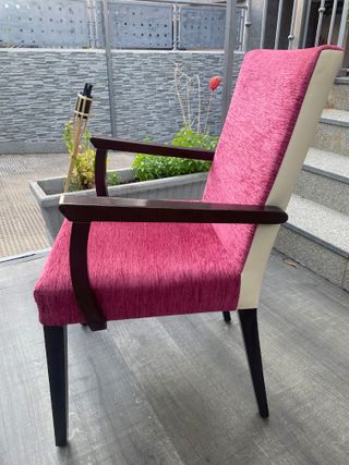 Sillas de madera tapizadas burdeos y beige