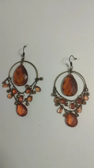 Pendientes largos dorados con abalorios naranjas