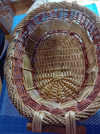 Cesta ovalada artesanal de mimbre y cuerda