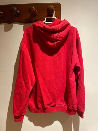 Sudadera con capucha roja