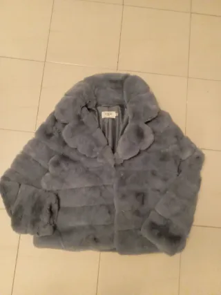 Abrigo pelo corto azul