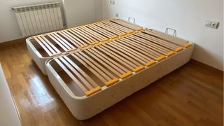 Cama beige y blanca