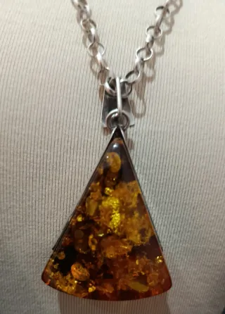 Colgante de ámbar triangular