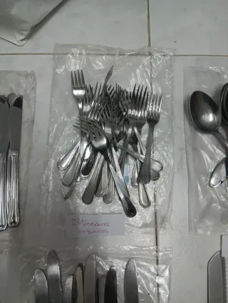 Set de cubiertos metálicos