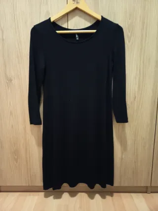 Vestido negro, de fondo de armario.