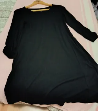 Vestido negro, de fondo de armario.