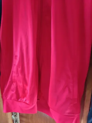 Chaqueta deportiva Joma roja y negra