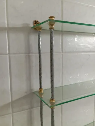 Estantería de cristal y metal dorada