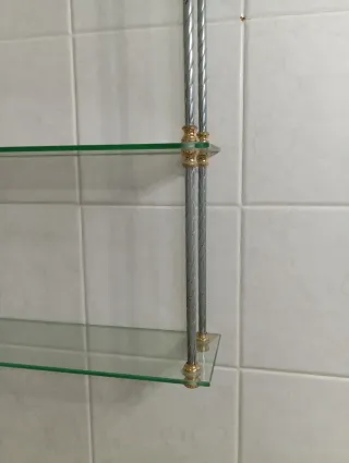 Estantería de cristal y metal dorada