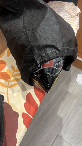 Casco de moto dorado y negro