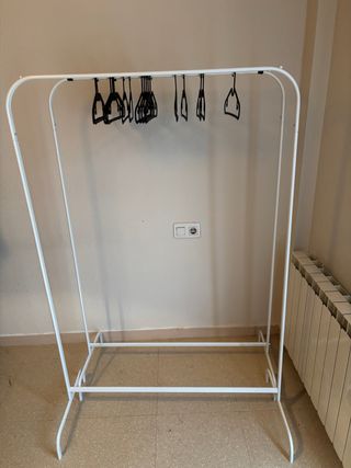 2 Percheros Metálicos Blancos de Tienda.