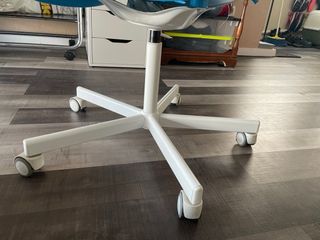 Silla de oficina azul y blanca