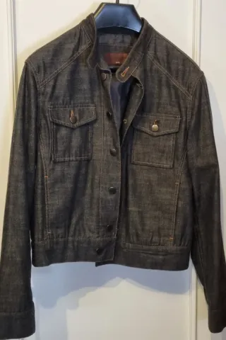 Chaqueta vaquera Zara azul oscuro e hilo marrón.