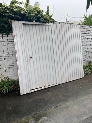 Puerta de garaje blanca con puerta peatonal