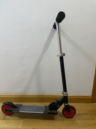 Patinete infantil negro y rojo