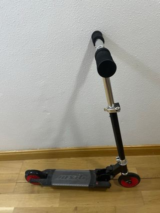 Patinete infantil negro y rojo