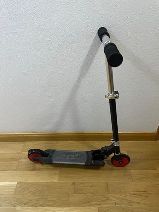 Patinete infantil negro y rojo