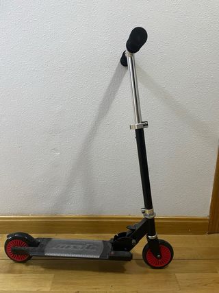 Patinete infantil negro y rojo