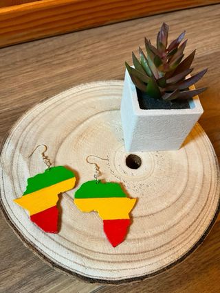 Pendientes de madera con forma de África