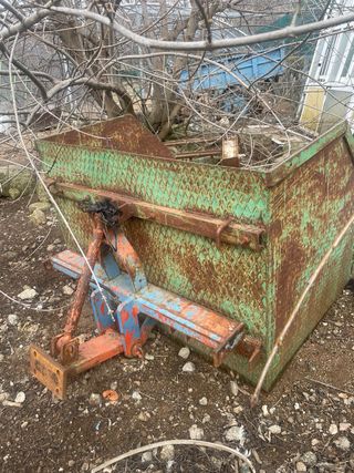 Tractor Pascuali con remolque y apero