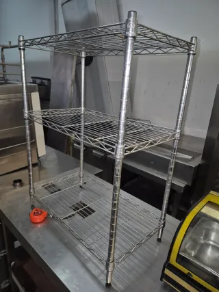 Estantería metálica plateada