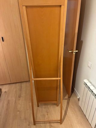 Espejo de pie alto de madera