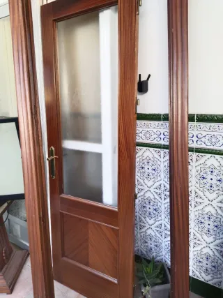 Puerta de salón con cristal y madera