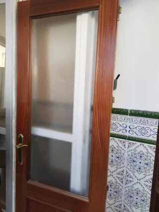 Puerta de salón con cristal y madera
