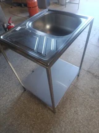 PILA BAJO BARRA EN ACERO INOXIDABLE CON ESTANTE