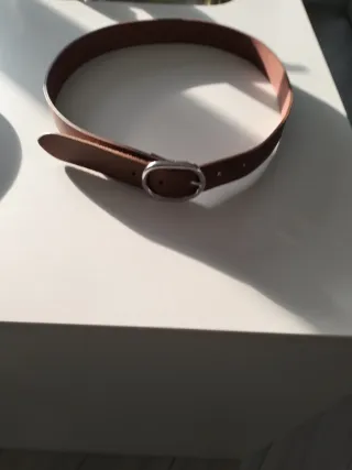 Cinturón negro hebilla dorada.cinturon marrón