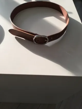 Cinturón negro hebilla dorada.cinturon marrón