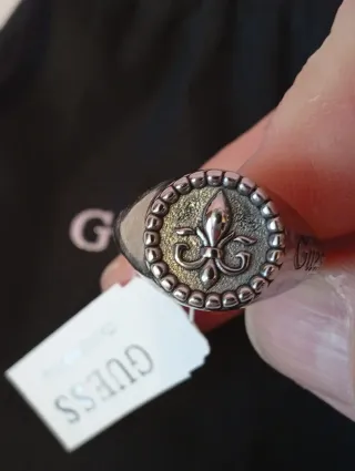 Anillo Guess Hombre Flor de Lis Plata Nuevo