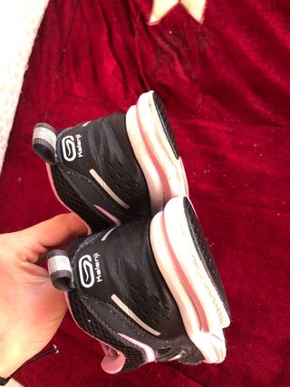 Zapatillas deportivas grises y rosas