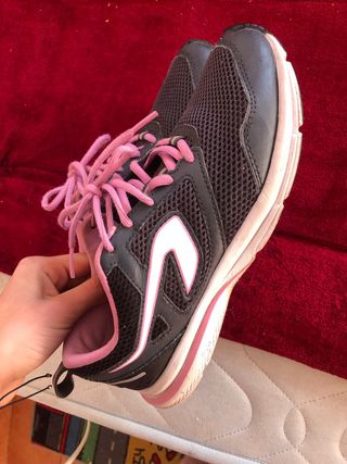 Zapatillas deportivas grises y rosas