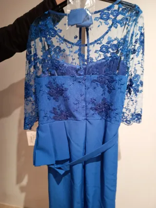 Vestido de fiesta azul con encaje