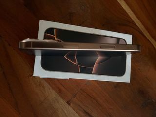 iPhone 16 Pro Dorado