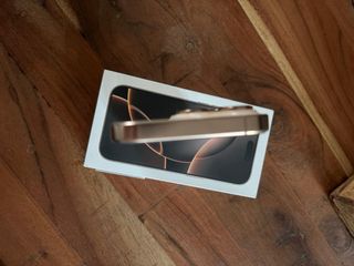 iPhone 16 Pro Dorado