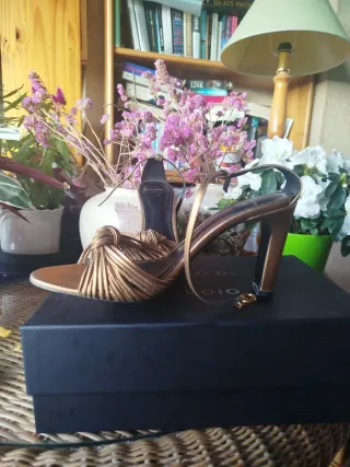 Massimo Dutti Studio Zapatos Dorados Tacon