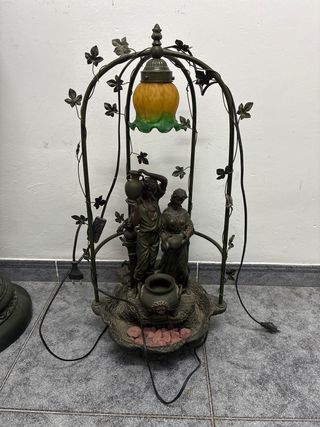 Fuente decorativa con figuras y lámpara