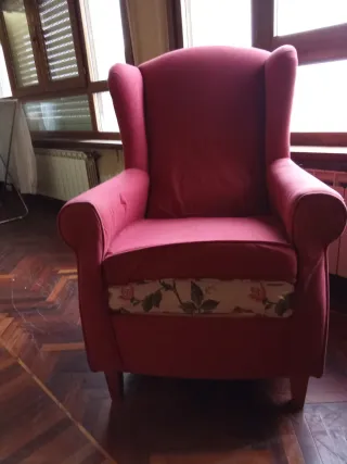 Sofá floral beige y rojo