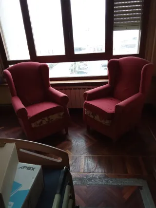 Sofá floral beige y rojo