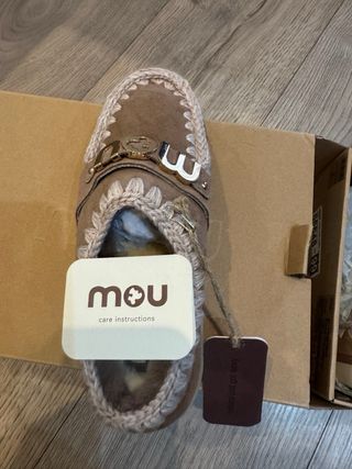 Zuecos Mou Marrones Detalles con etiqueta