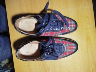 Zapatos a cuadros rojos y negros