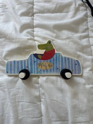 Colgador infantil coche cocodrilo