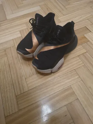 Zapatillas Nike Superrep Negras y Doradas