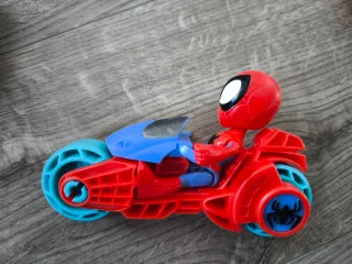 1Spidy y 1 Black Panther con vehículos.