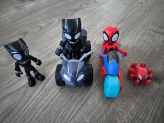 1Spidy y 1 Black Panther con vehículos.