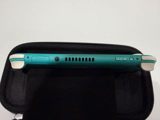 Nintendo Switch Lite Verde con Funda Rosa